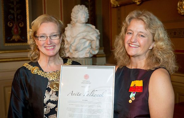 Anita Falkenek står bredvid den tidigare rektorn Eva Åkesson i universitetshuset och håller i diplom