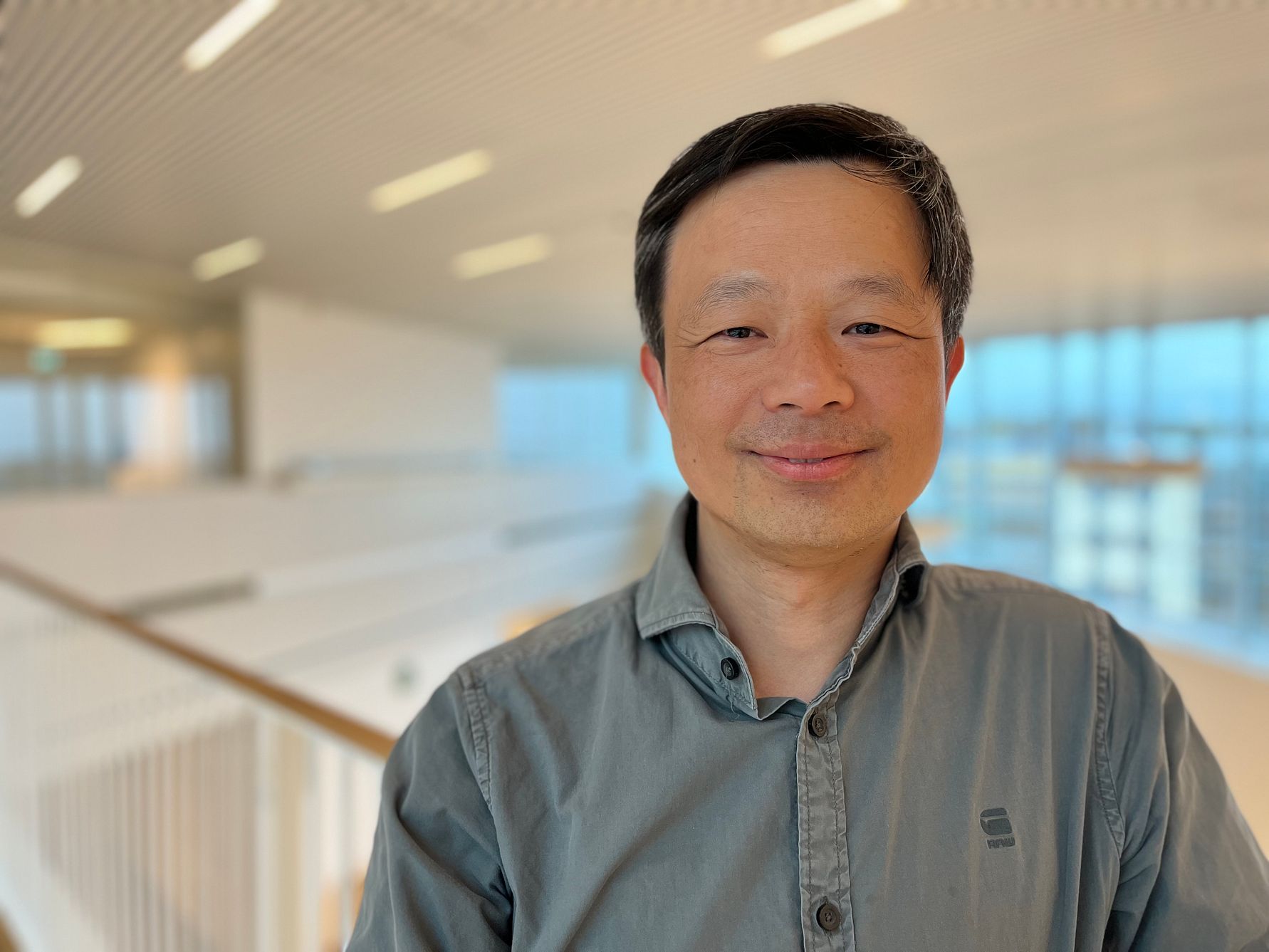 Zhibin Zhang, docent vid institutionen för elektroteknik vid Uppsala universitet. Fotograf: Märta Gross Hulth