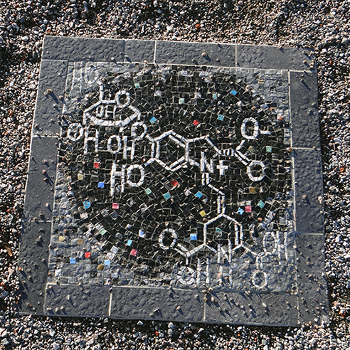 Mosaik av Liv Saetre, föreställande en kemisk struktur