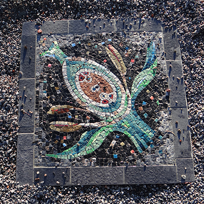 Mosaik av Liv Saetre. Blomma med fröämne i genomskärning