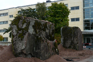 Två stora stenblock som väger mer än 30 ton placerade på sandhögar