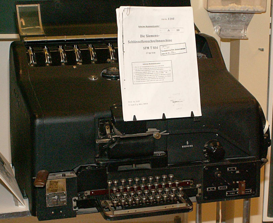 G-skrivare. Ser ut som en stor tung svart skrivmaskin.