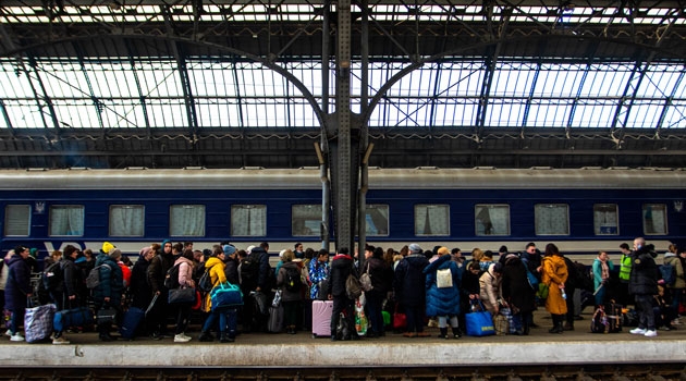 En tågperrong fylld med människor som vill lämna Ukraina 22 mars 2022. När kriget i Ukraina fortsätter flyr människor med tåg som kommer till Lviv i Ukraina eller reser vidare till Polen.