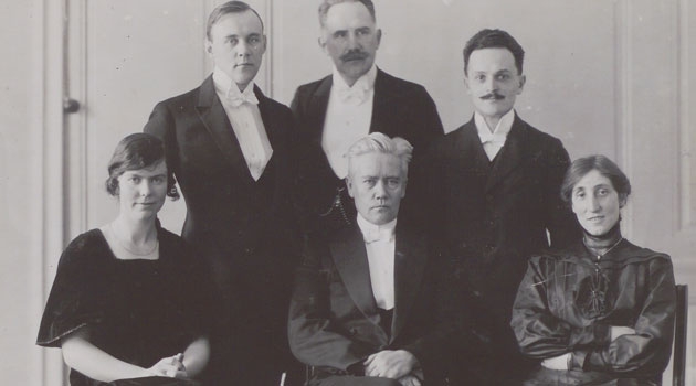 Gruppfoto på personalen vid Rasbiologiska institutet. I mitten på nedre raden sitter Herman Lundborg. Ur albumet Rasbiologiska institutet och dess personal.