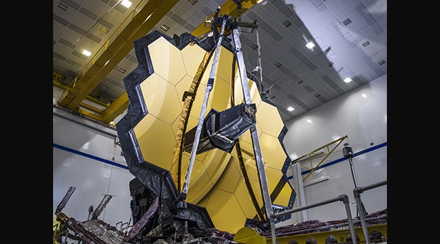 Bild på ett gult teleskop. 