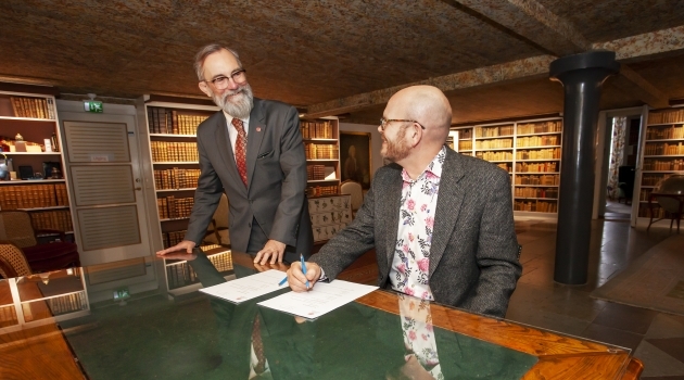 Lars Burman, Library Director and Carl Frängsmyr, President of the Swedish Linnaeus Society signing donation documents. 