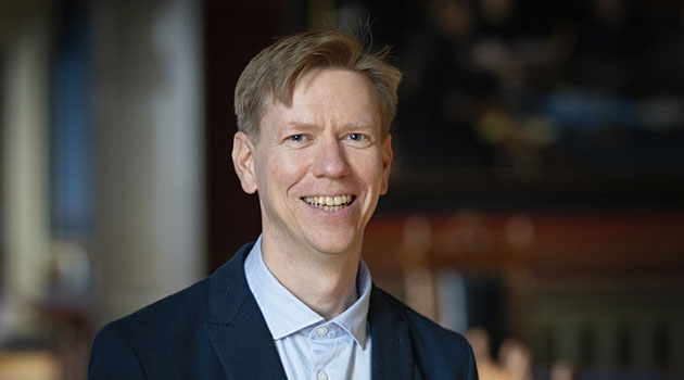 Erik Johansson, professor vid institutionen för kemi – Ångström, leder ett projekt om solceller på lastbilar.