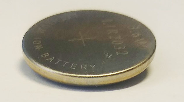 Det nya batteriet ser ut som ett vanligt knappcellsbatteri men insidan består av organiska material och batteriet bygger på protoner istället för till exempel lithium-joner.