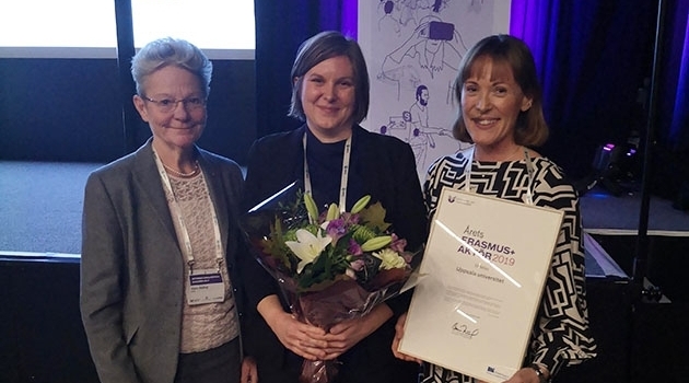 Head of division Erika Dabhilkar (right) and project manager Sara Laginder receive the diploma from Karin Röding, Director-General of the Swedish Council for Higher Education (left)