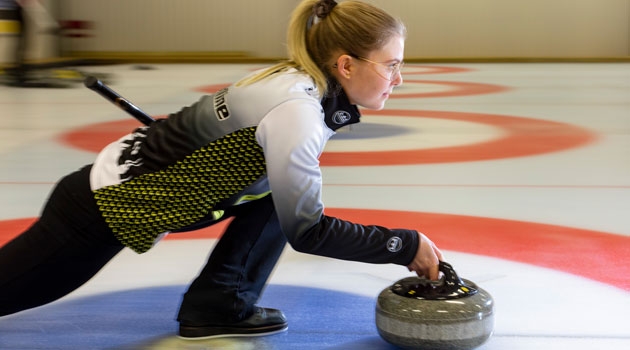 Johanna Heldin går termin nio på Läkarprogrammet och tränar och tävlar på elitnivå i curling. ” Det är skönt att ha flera saker att fokusera på.”