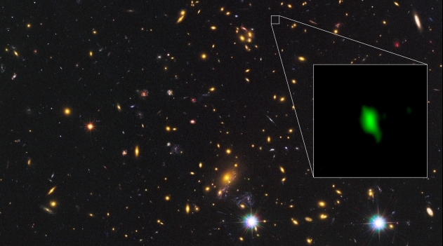 Bilden visar galaxhopen MACS J1149.5+223 fotograferad av NASA/ESA Hubble Space Telescope, med data från ALMA-teleskopet för galaxen MACS1149-JD1 i den inzoomade delen. 