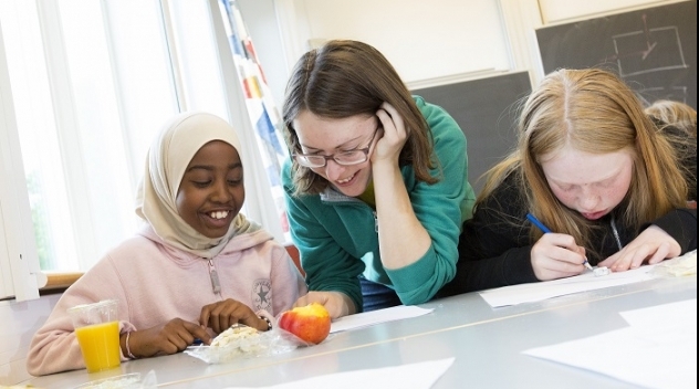 Läraren Valentina Chapovalova hjälper eleverna Yasmin Abdulahi och Alva Norén Evelius.