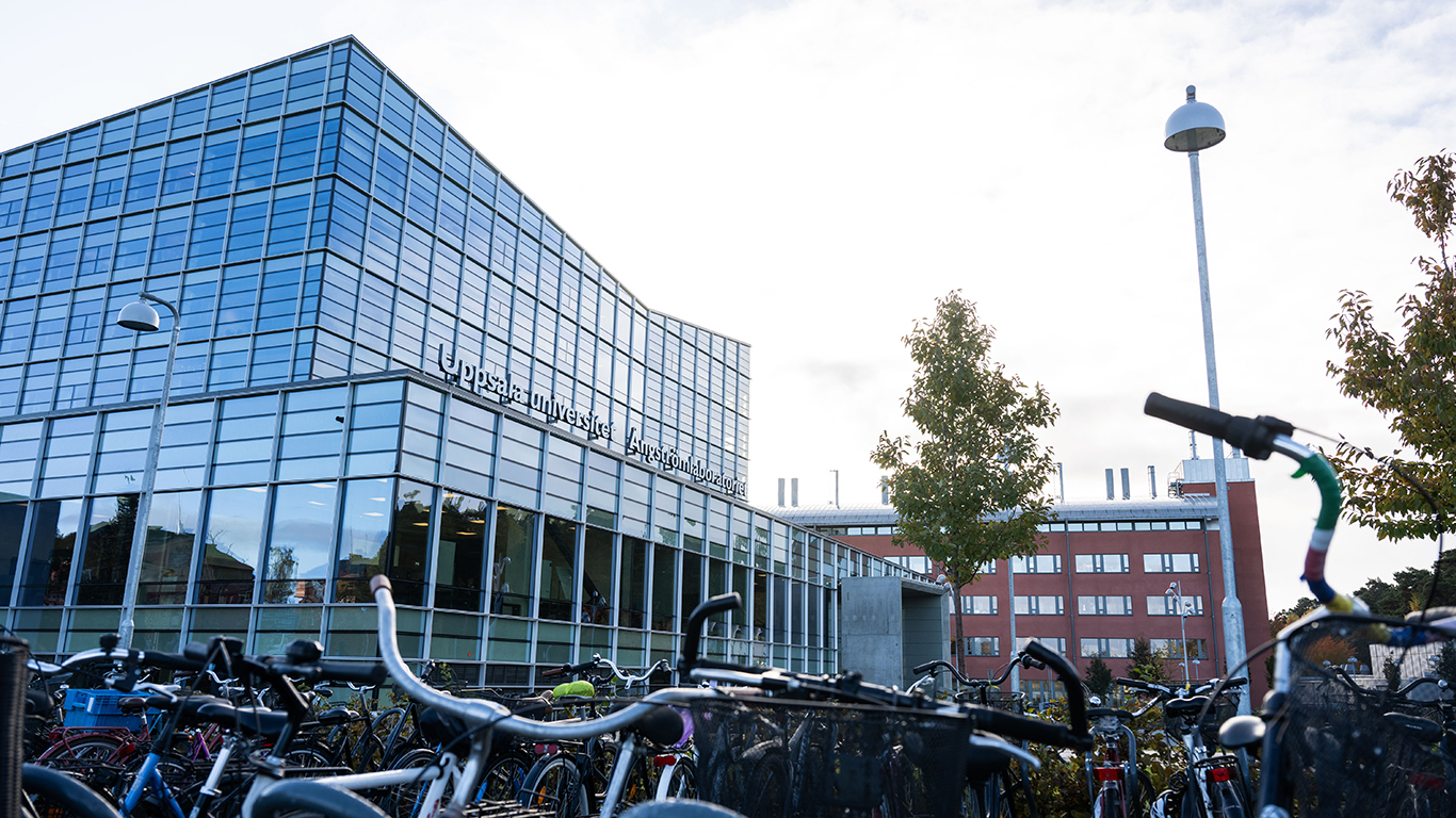 Ångströmlaboratoriet Hus 10 med parkerade cyklar i förgrunden