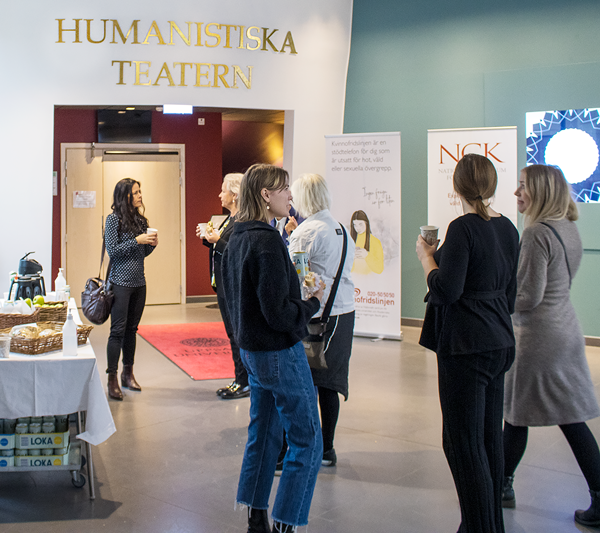 Deltagare på NCK-dagarna 2021 som står och pratar utanför Humanistiska teatern i Uppsala. 
