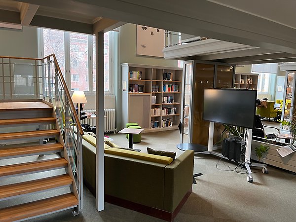 Trappor, soffa och TV på EBC-biblioteket