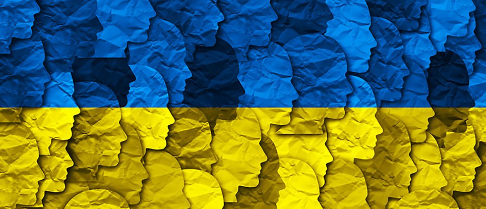 Stiliserade transparanta ansikten i sidoprofil mot en bakgrund som efterliknar Ukrainas flagga i gult och blått. 