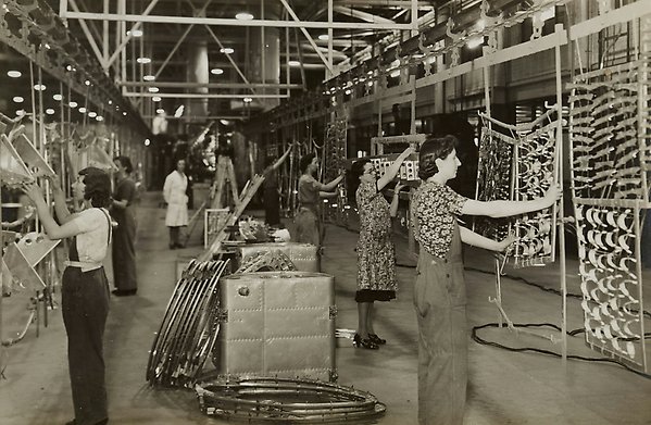 gammalt foto av kvinnor i fabrik