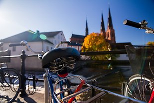 Närbild på cykel med Uppsala domkyrka i bakgrunden