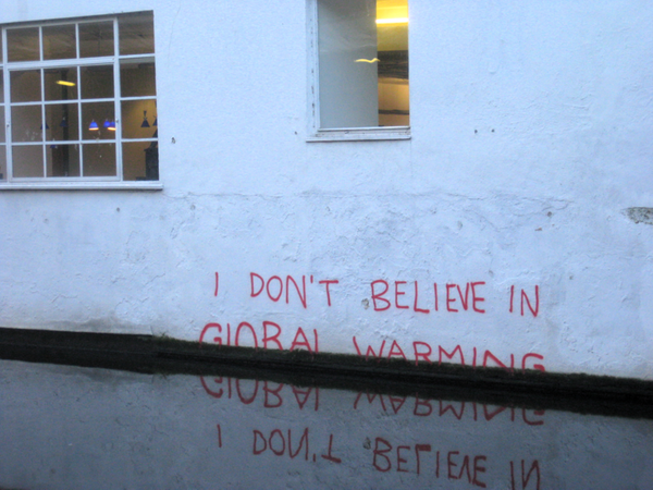 Graffiti i London strax över vattenlinjen: "I don't believe in global warming". Troligen gjord av Banksy.