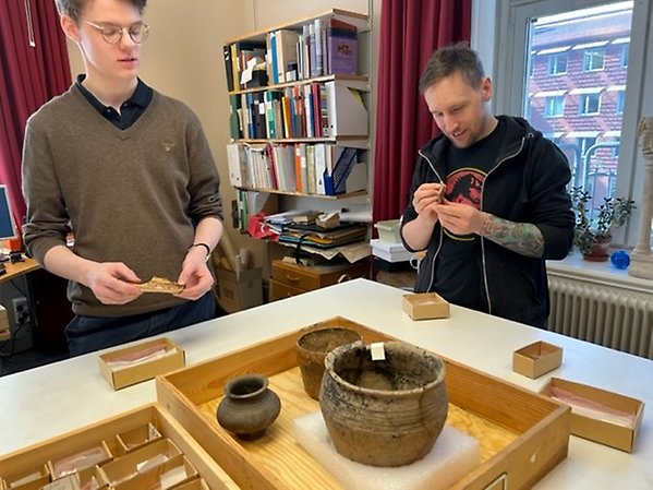 Två studenter gör egna alster efter studier av antik keramik vid Historiska samlingarna. 