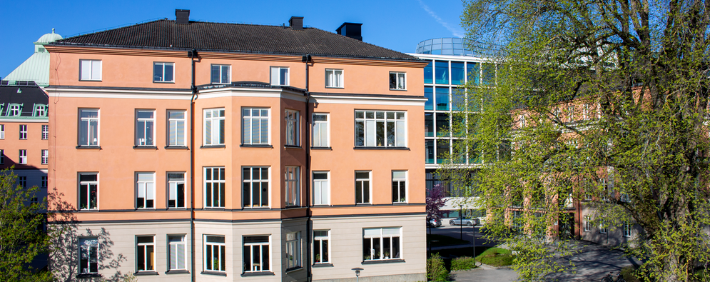 Exteriörbild på det rosa stenhuset där Nationellt centrum för kvinnofrid finns i Uppsala. 