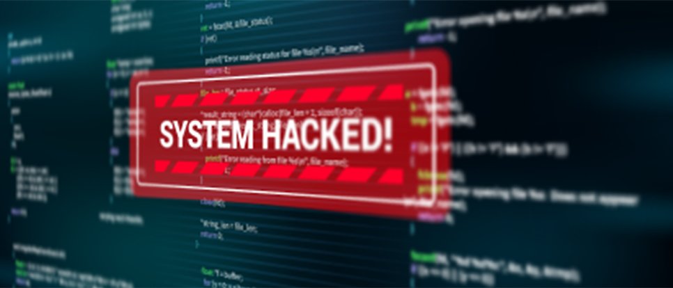Orden "System hacked" skrivet ovanpå datorskärm med programmeringskod.