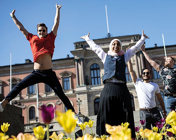 Studenter utan hör Uppsala universitetshus vertikal