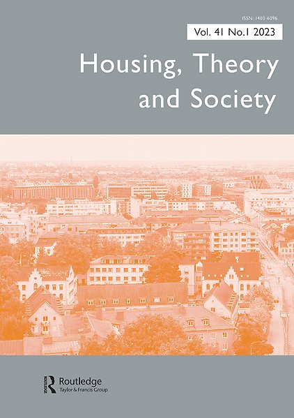 Framsida tidskriften Housing, Theory and Society. Framsidan är grå med en orangetonad vy över Uppsala i mitten. 