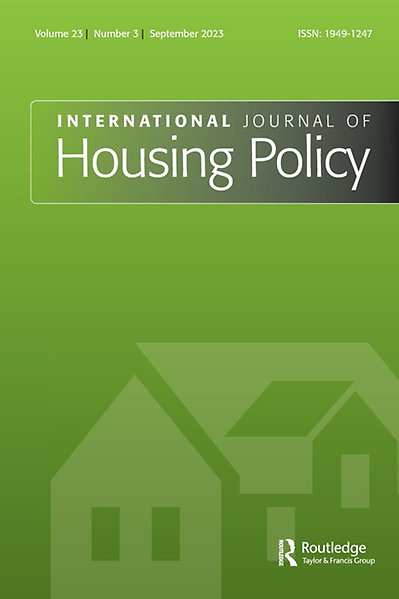 Framsida tidskriften International Journal of Housing Policy. Framsidan är grön med ett par stiliserade hus ton i ton. 