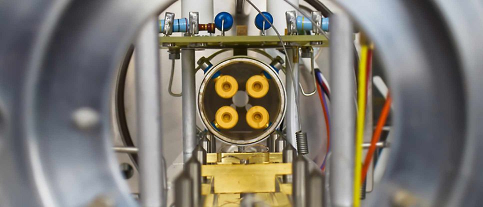 Närbild på tekniska komponenter i ett masspektrometri-instrument.