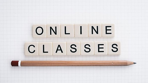 Klossar med bokstäver som bokstaverar online classes
