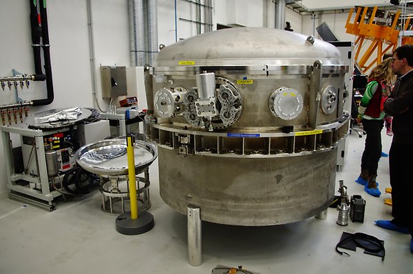 CRIRES cryostat chamber in the assembling hall.