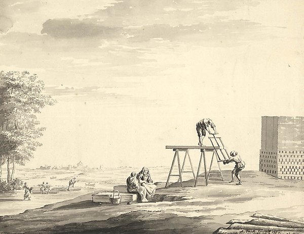 Två män hanterar en stor såg på en byggnadsställning i ett kalt landskap. Två kvinnor sitter bredvid och samtalar.