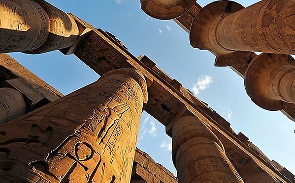 Klipp Kolonner med hieroglyfer underifrån mot en blå himmel
