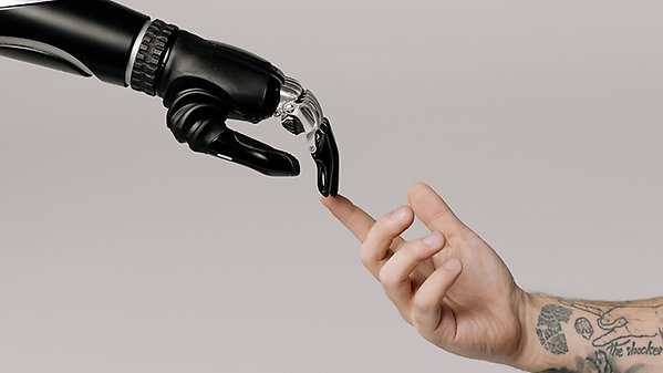 robothand möter mänsklig hand