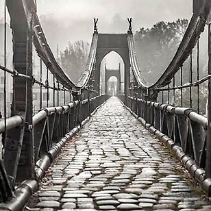 Svartvit foto med en bro.