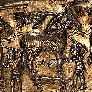 Guld/mässingfärgad bild på en häst och personer som håller i svärd. Gundestrup cauldron, interiörplatta.