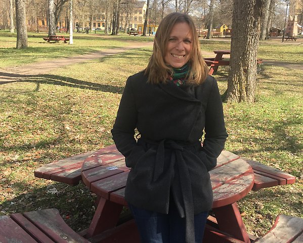 Susann vid en bänk i en park