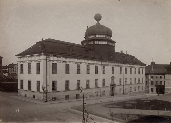 Fotografi av Gustavianum och Domkyrkoplan.1860-tal.