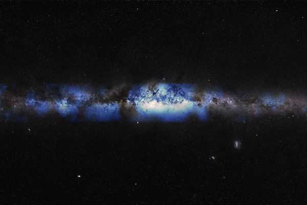En bild som visar vintergatan avbildad efter där man lokaliserat neutriner. Ser ut som en rymdbild med ett blått lysande stråk i mitten. 