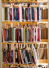 En bokhylla i Karin Boyes bibliotek