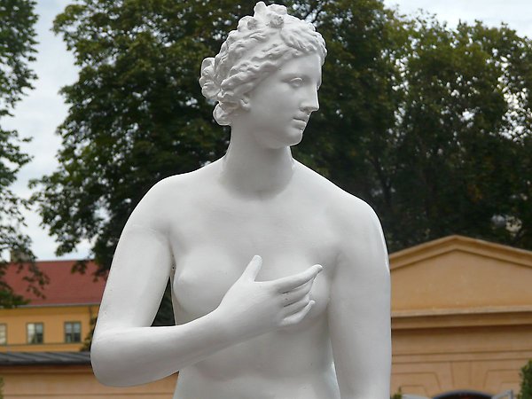 En vitmålad staty föreställande Venus.