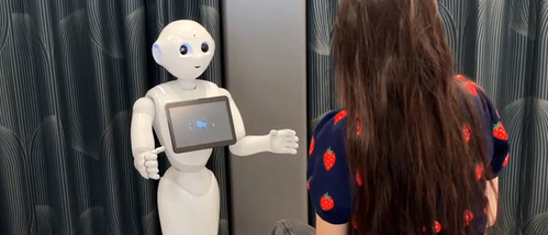 robot som interagerar med barn