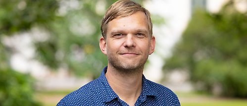 porträtt av Jens Carlsson mot grön bakgrund