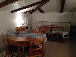 Ett litet kök på medicinhistoriska muséet med inredning och möbler enligt sjuksköterskehemmet ursprungliga inredning. Köksbord, stolar och kökssoffa i gamaldags stil. 