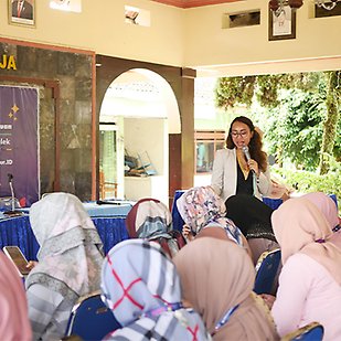 Rosi speaking in front of a group of women in Indonesia