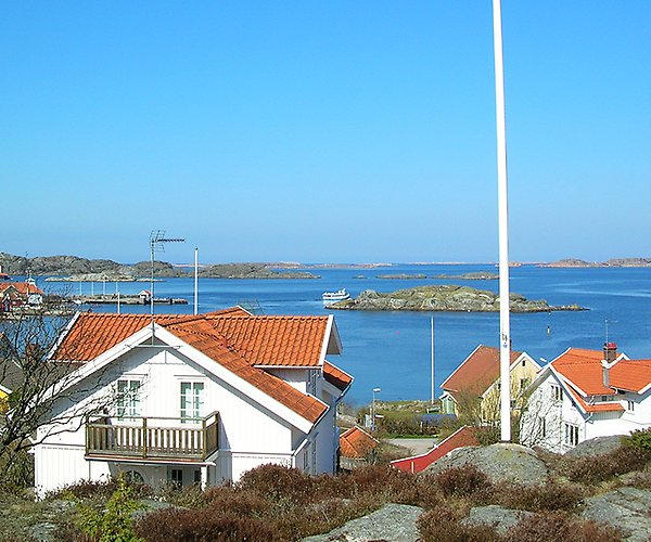 Utsikt över gullmarsfjorden med hus i förgrund