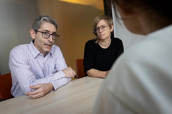 Fotis
Papadopoulos och Malin Indremo pratar med en patient i ett samtalsrum. 