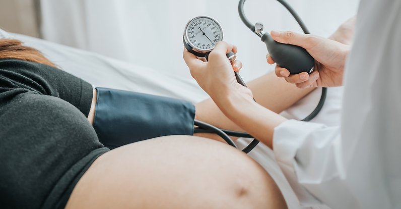 blodtryck som tas på gravid kvinna