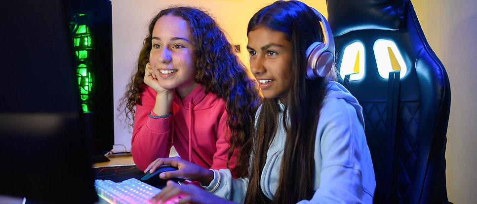 Två flickor spelar dataspel.